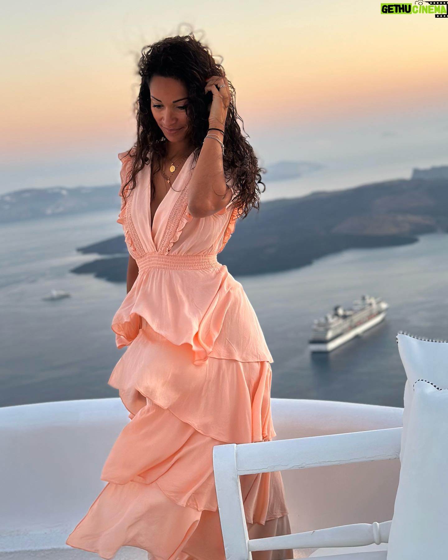 Cindy Fabre - 4.5K Likes - Aujourd’hui, Geneviève aurait perdu encore une année, j’ai perdu Geneviève en arrivant à Santorin!
🇬🇷 Ce joyau caché des îles Grecques je l’ai découvert les larmes aux yeux qui n’ont cessé de couler durant mon séjour, y retournerai-je? Probablement pas. Je laisserai ce spectaculaire paysage à notre spectaculaire dame au chapeau. 🤍