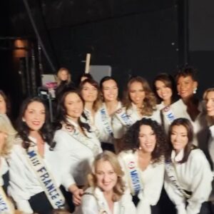 Cindy Fabre Instagram - 🖤 🤍 Au décès de Geneviève, notre volonté première était de toutes nous réunir, nous, qui avons vu notre destin changé grâce à la famille De Fontenay! Nous sommes l’héritage d’une passion, d’un engagement. L’émotion nous a envahi et qu’il était difficile de retenir nos larmes, mais qu’il était bon de se (re)voir car Miss un jour Miss toujours! 

#missfrance #miss #hommage #genevievedefontenay

@sipa.press