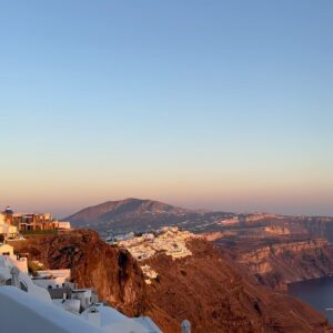 Cindy Fabre Instagram - Aujourd’hui, Geneviève aurait perdu encore une année, j’ai perdu Geneviève en arrivant à Santorin! 

 🇬🇷 Ce joyau caché des îles Grecques je l’ai découvert les larmes aux yeux qui n’ont cessé de couler durant mon séjour, y retournerai-je? Probablement pas. Je laisserai ce spectaculaire paysage à notre spectaculaire dame au chapeau. 🤍
