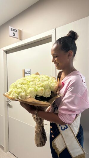Cindy Fabre Instagram - MERCI 🩷 

En ce mois d’octobre, il m’était important de marquer cette période d’octobre rose en passant à l’institut Curie. 

Ce fut non sans émotions que j’ai pu maquiller des femmes fortes, courageuses et surtout belles de l’extérieur comme de l’intérieur en vue de les aider à reprendre confiance en elle et de s’échapper le temps d’un instant de la maladie.

Alors oui, l’exercice fut compliqué car il remonta des souvenirs forts mais il m’a aidée, à trouver une nouvelle perspective du cancer, une nouvelle vision, autre que celle de ma grand mère.

MERCI aux patientes Séverine, Claire, Aude qui m’ont accordée leur confiance, au personnel soignant qui les accompagnent 24h/24, à l’@institut_curie pour cette journée et merci à Miss France @missfranceoff de m’aider à porter au plus haut cette voix. 🩷