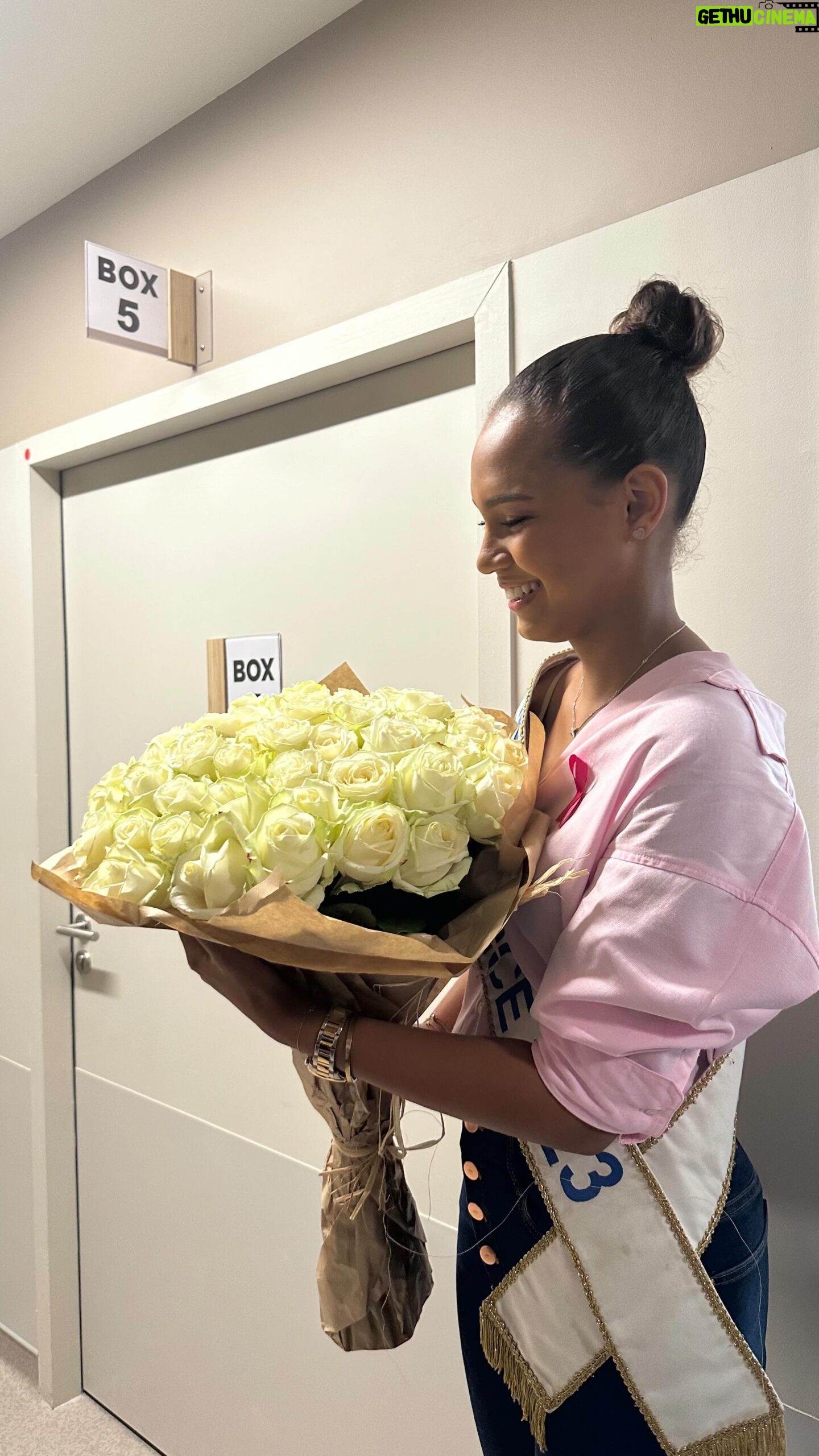 Cindy Fabre - 11K Likes - MERCI 🩷
En ce mois d’octobre, il m’était important de marquer cette période d’octobre rose en passant à l’institut Curie.
Ce fut non sans émotions que j’ai pu maquiller des femmes fortes, courageuses et surtout belles de l’extérieur comme de l’intérieur en vue de les aider à reprendre confiance en elle et de s’échapper le temps d’un instant de la maladie.
Alors oui, l’exercice fut compliqué car il remonta des souvenirs forts mais il m’a aidée, à trouver une nouvelle perspective du cancer, une nouvelle vision, autre que celle de ma grand mère.
MERCI aux patientes Séverine, Claire, Aude qui m’ont accordée leur confiance, au personnel soignant qui les accompagnent 24h/24, à l’@institut_curie pour cette journée et merci à Miss France @missfranceoff de m’aider à porter au plus haut cette voix. 🩷