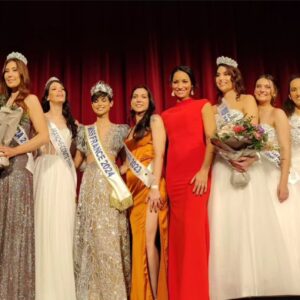 Cindy Fabre Instagram - 👑 Les élections départementales sont lancées,
Une sensation particulière de remonter si tôt sur scène, ressortir les robes de gala, les chaussures à paillettes…Comme un compte à rebours qui commence mais un plaisir de le partager avec Ève, nos délégués, vous, et…Fred…qui n’est jamais bien loin ( photo 5)😁

👗 @pronovias @fandesoie 

 #election #missfranchecomte #evegilles #eve #miss #france #couronne