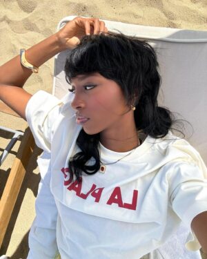 Cindy Miranda Instagram - Fâchez vous comme vous voulez, moi j’adore. ❤️ 
Je n’ai jamais autant reçu de remarques suite à une coiffure, mais c’est le but. 
Faire des choses qui me sortent de ma zone de confort; et laisser mon esprit et ma créativité me guider. ❤️
Any style, I make it mine. ✨