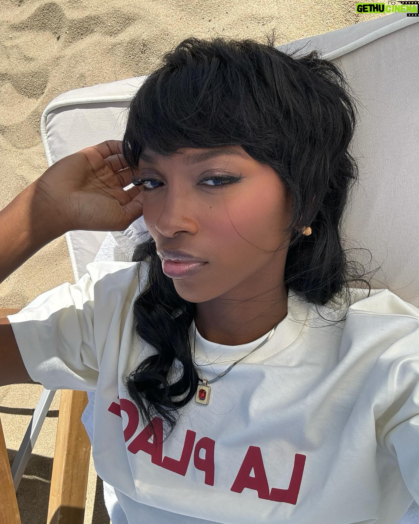 Cindy Miranda - 17.6K Likes - Fâchez vous comme vous voulez, moi j’adore. ❤️
Je n’ai jamais autant reçu de remarques suite à une coiffure, mais c’est le but.
Faire des choses qui me sortent de ma zone de confort; et laisser mon esprit et ma créativité me guider. ❤️
Any style, I make it mine. ✨