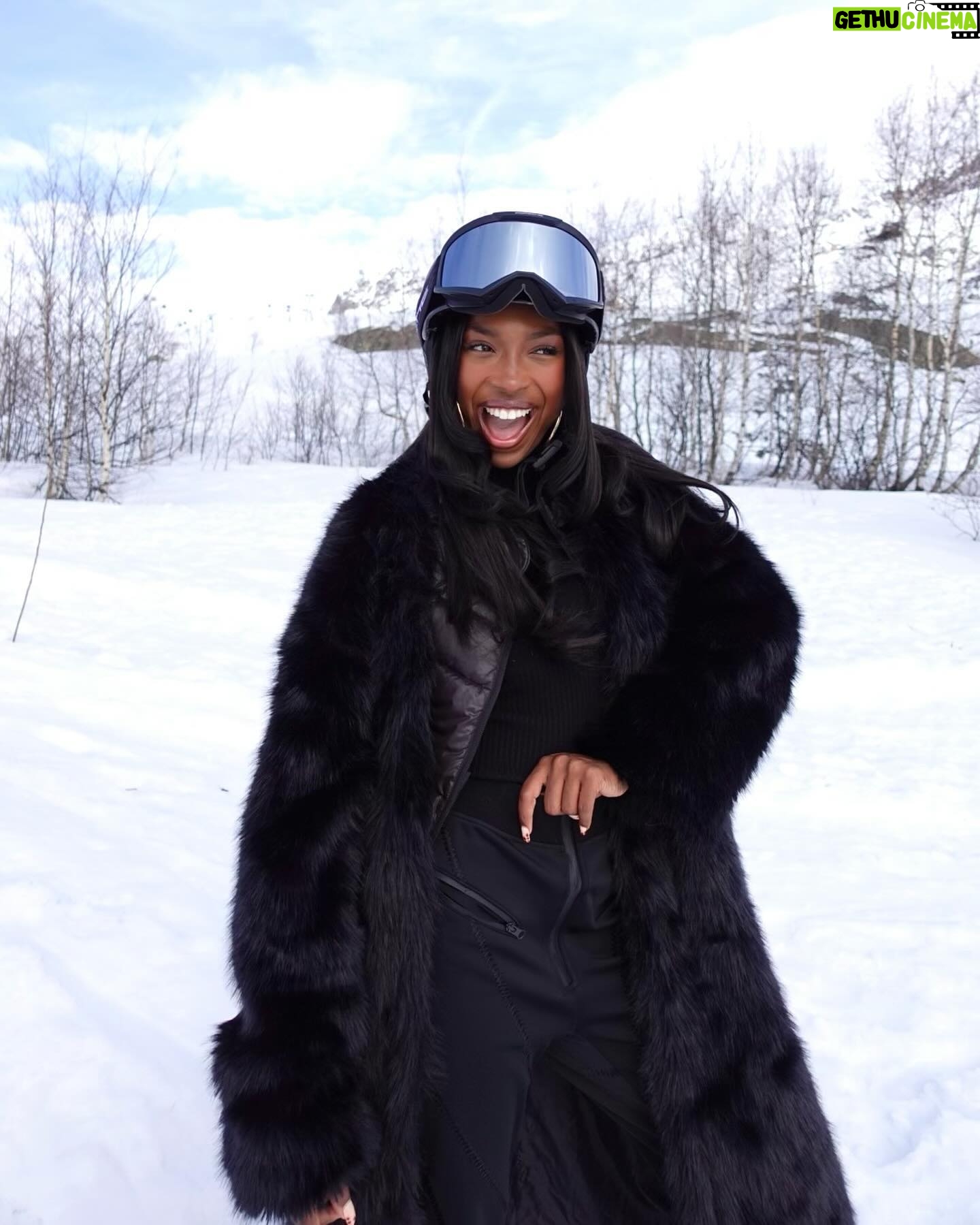 Cindy Miranda - 32K Likes - OMG quelle expérience! Le ski, j’ai adoré !!!
Trop hâte de vous sortir le vlog sur ma chaîne YouTube !!!
Une Saint Valentin incroyable ❤️
Merci @_edgar_ulrich ❤️