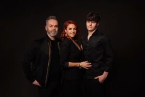 Cindy Sander Instagram - Découverte en 2008 avec mon titre culte, papillon de lumière.
Mon chemin n’a pas été de tout repos.
Mais c’est cette rencontre avec mon Pygmalion Thierry Mugler qui a changé ma vie.
Vous suivez régulièrement mon quotidien, à travers mes stories.
Aujourd’hui, j’ai décidé d’aller plus loin avec vous et de vous ouvrir les portes de mon jardin secret.
En accord avec mon fils Enzo et mon époux Sébastien.
Nous avons décidé de rejoindre un programme, afin de vous faire découvrir mon quotidien d’artiste, de femme d’affaire, d’épouse et surtout de Maman.
Vous allez avoir l’occasion de suivre nos aventures très prochainement du lundi au vendredi sur @tfxtv dans 
MAMANS & CÉLÈBRES
#tfx #mamansetcelebres #papillondelumiere #tf1 #cindysander 
@tfxtv @mamanscelebres_tfx @cindysander_off @enzo_br_1 
📸 @hellophoto57