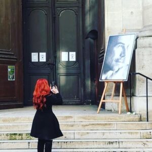 Cindy Sander Instagram - Aujourd’hui je ne pourrai pas vous appeler, aujourd’hui je ne pourrai pas vous parler, aujourd’hui je ne pourrai pas faire comme chaque année vous souhaiter un très joyeux anniversaire.
Alors je regarde le ciel, je vise la plus belle des étoiles et vous envoie tous mes vœux pour votre anniversaire . vous qui m’avez tant donné, vous qui m’avez tant aidé ,même dans l’invisible, vous continuez à me guider .pas une journée ne passe sans que je pense à vous, À nos différents échanges, nos différents appels et nos rires.
Manfred en ce 21 décembre, je vous souhaite un très joyeux anniversaire pour une étoile parmi les étoiles.⭐️🦋❤️😢#manfred #thierrymugler #anniversaire #vous #monetoile #jepleur #jepenseavous #mugler #media #sansvous #😢