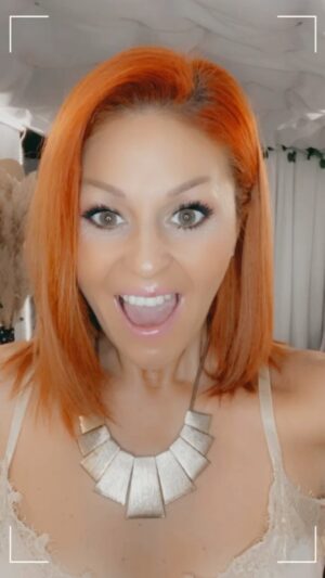 Cindy Sander Instagram - Nouveau look pour une nouvelle vie et je compte bien la croquer à pleines dents 😉 #nouveaulook #nouvellevie #cindysander_off #cheveuxpluscourt #hair #stylehair #croquelavieàpleinedent #enviedevivre #nouveaudepart