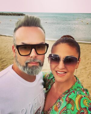 Cindy Sander Instagram - Aujourd’hui ❤️💍
25 ans de mariage 
31 ans d’amour 
Tu es mon pilier, mon moteur,le fil conducteur de ma vie ,tu as apporté L’AMOUR ❤️dans mon coeur et depuis ma vie a pris tout son sens .je t’aime ma moitié ❤️💍#anniversaire #mariage #amour #cindysander