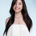 Cindy Diễm Mii Instagram - "Don't let your dreams be dreams" - Đừng để ước mơ của bạn mãi là ước mơ. Hãy biến nó thành sự thật. Cindy cảm thấy may mắn khi biết bản thân mình cần gì, muốn gì và đang nỗ lực để theo đuổi những điều đó. Ước mơ chính là động lực giúp mình vượt qua những trở ngại, vực dậy tinh thần khi mất phương hướng, gạt đi những suy nghĩ khiến mình nản lòng. Mình luôn chủ động học hỏi, thử sức, tìm kiếm cơ hội cho bản thân nhiều hơn và luôn tự hào về những gì mình đã thực hiện. Xuất hiện cùng năng lượng tràn đầy và mái tóc cuốn hút trong bộ hình #DreamGirls của Dream Trend Vietnam, Cindy mong muốn được lan tỏa sự quyết tâm, tích cực trên chặng đường theo đuổi ước mơ. Một câu nói mà mình rất tâm đắc là "Con chim đậu trên cành không bao giờ sợ cành cây gãy, bởi niềm tin của nó không đặt vào cành cây, mà đặt vào đôi cánh của chính mình". Hãy tin tưởng vào khả năng của bản thân và giữ vững tinh thần trên mọi bước đường, dám mơ, dám thực hiện và trở thành cô gái trong mơ mà chính bạn đang hướng đến. Cùng Cindy theo dõi hành trình “Nuôi dưỡng Ước Mơ - Kiến tạo Xu hướng” của Dream Trend Vietnam nhé! — Photographer: Manh Bi Starring: Bui Khanh Linh | Mai Thi Ha Thu | Huynh Minh Kien | Tran Thi Hong Linh | Tran Thi Thoa Thuong with Quynh Nhi Tran and Cindy Diem Mi Producer: Mai Ngoc Tuan Producer Assistant: Chloe Trinh Creative Director: Min Outinstel Creative Assistant: Chuoi Stylist: Phong Truong Stylist Assistant: Huu Liem MUA & Hair: Mimi | Anh Kiet Lighting: Moc, Thoai Anh Editorial Story: Ha My Editorial Design: Tu Le Project Lead: Nhi Nguyen Special thanks to: Larmes | Enuff Studio | Season Studios ©2023 #DreamTrendVietnam #AHAEssence #MissWorldVietnam #MissWorldVietnam2023