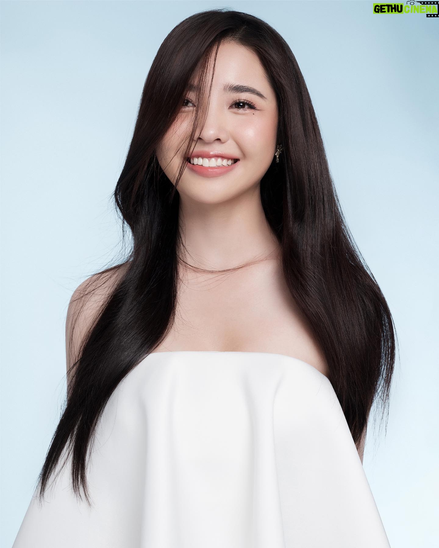 Cindy Diễm Mii Instagram - "Don't let your dreams be dreams" - Đừng để ước mơ của bạn mãi là ước mơ. Hãy biến nó thành sự thật. Cindy cảm thấy may mắn khi biết bản thân mình cần gì, muốn gì và đang nỗ lực để theo đuổi những điều đó. Ước mơ chính là động lực giúp mình vượt qua những trở ngại, vực dậy tinh thần khi mất phương hướng, gạt đi những suy nghĩ khiến mình nản lòng. Mình luôn chủ động học hỏi, thử sức, tìm kiếm cơ hội cho bản thân nhiều hơn và luôn tự hào về những gì mình đã thực hiện. Xuất hiện cùng năng lượng tràn đầy và mái tóc cuốn hút trong bộ hình #DreamGirls của Dream Trend Vietnam, Cindy mong muốn được lan tỏa sự quyết tâm, tích cực trên chặng đường theo đuổi ước mơ. Một câu nói mà mình rất tâm đắc là "Con chim đậu trên cành không bao giờ sợ cành cây gãy, bởi niềm tin của nó không đặt vào cành cây, mà đặt vào đôi cánh của chính mình". Hãy tin tưởng vào khả năng của bản thân và giữ vững tinh thần trên mọi bước đường, dám mơ, dám thực hiện và trở thành cô gái trong mơ mà chính bạn đang hướng đến. Cùng Cindy theo dõi hành trình “Nuôi dưỡng Ước Mơ - Kiến tạo Xu hướng” của Dream Trend Vietnam nhé! — Photographer: Manh Bi Starring: Bui Khanh Linh | Mai Thi Ha Thu | Huynh Minh Kien | Tran Thi Hong Linh | Tran Thi Thoa Thuong with Quynh Nhi Tran and Cindy Diem Mi Producer: Mai Ngoc Tuan Producer Assistant: Chloe Trinh Creative Director: Min Outinstel Creative Assistant: Chuoi Stylist: Phong Truong Stylist Assistant: Huu Liem MUA & Hair: Mimi | Anh Kiet Lighting: Moc, Thoai Anh Editorial Story: Ha My Editorial Design: Tu Le Project Lead: Nhi Nguyen Special thanks to: Larmes | Enuff Studio | Season Studios ©2023 #DreamTrendVietnam #AHAEssence #MissWorldVietnam #MissWorldVietnam2023