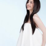 Cindy Diễm Mii Instagram - "Don't let your dreams be dreams" - Đừng để ước mơ của bạn mãi là ước mơ. Hãy biến nó thành sự thật. Cindy cảm thấy may mắn khi biết bản thân mình cần gì, muốn gì và đang nỗ lực để theo đuổi những điều đó. Ước mơ chính là động lực giúp mình vượt qua những trở ngại, vực dậy tinh thần khi mất phương hướng, gạt đi những suy nghĩ khiến mình nản lòng. Mình luôn chủ động học hỏi, thử sức, tìm kiếm cơ hội cho bản thân nhiều hơn và luôn tự hào về những gì mình đã thực hiện. Xuất hiện cùng năng lượng tràn đầy và mái tóc cuốn hút trong bộ hình #DreamGirls của Dream Trend Vietnam, Cindy mong muốn được lan tỏa sự quyết tâm, tích cực trên chặng đường theo đuổi ước mơ. Một câu nói mà mình rất tâm đắc là "Con chim đậu trên cành không bao giờ sợ cành cây gãy, bởi niềm tin của nó không đặt vào cành cây, mà đặt vào đôi cánh của chính mình". Hãy tin tưởng vào khả năng của bản thân và giữ vững tinh thần trên mọi bước đường, dám mơ, dám thực hiện và trở thành cô gái trong mơ mà chính bạn đang hướng đến. Cùng Cindy theo dõi hành trình “Nuôi dưỡng Ước Mơ - Kiến tạo Xu hướng” của Dream Trend Vietnam nhé! — Photographer: Manh Bi Starring: Bui Khanh Linh | Mai Thi Ha Thu | Huynh Minh Kien | Tran Thi Hong Linh | Tran Thi Thoa Thuong with Quynh Nhi Tran and Cindy Diem Mi Producer: Mai Ngoc Tuan Producer Assistant: Chloe Trinh Creative Director: Min Outinstel Creative Assistant: Chuoi Stylist: Phong Truong Stylist Assistant: Huu Liem MUA & Hair: Mimi | Anh Kiet Lighting: Moc, Thoai Anh Editorial Story: Ha My Editorial Design: Tu Le Project Lead: Nhi Nguyen Special thanks to: Larmes | Enuff Studio | Season Studios ©2023 #DreamTrendVietnam #AHAEssence #MissWorldVietnam #MissWorldVietnam2023