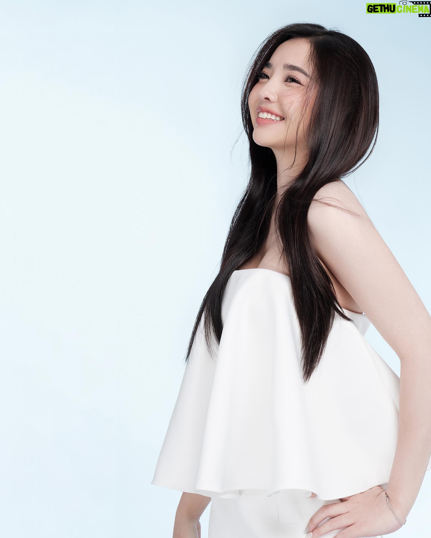 Cindy Diễm Mii Instagram - "Don't let your dreams be dreams" - Đừng để ước mơ của bạn mãi là ước mơ. Hãy biến nó thành sự thật. Cindy cảm thấy may mắn khi biết bản thân mình cần gì, muốn gì và đang nỗ lực để theo đuổi những điều đó. Ước mơ chính là động lực giúp mình vượt qua những trở ngại, vực dậy tinh thần khi mất phương hướng, gạt đi những suy nghĩ khiến mình nản lòng. Mình luôn chủ động học hỏi, thử sức, tìm kiếm cơ hội cho bản thân nhiều hơn và luôn tự hào về những gì mình đã thực hiện. Xuất hiện cùng năng lượng tràn đầy và mái tóc cuốn hút trong bộ hình #DreamGirls của Dream Trend Vietnam, Cindy mong muốn được lan tỏa sự quyết tâm, tích cực trên chặng đường theo đuổi ước mơ. Một câu nói mà mình rất tâm đắc là "Con chim đậu trên cành không bao giờ sợ cành cây gãy, bởi niềm tin của nó không đặt vào cành cây, mà đặt vào đôi cánh của chính mình". Hãy tin tưởng vào khả năng của bản thân và giữ vững tinh thần trên mọi bước đường, dám mơ, dám thực hiện và trở thành cô gái trong mơ mà chính bạn đang hướng đến. Cùng Cindy theo dõi hành trình “Nuôi dưỡng Ước Mơ - Kiến tạo Xu hướng” của Dream Trend Vietnam nhé! — Photographer: Manh Bi Starring: Bui Khanh Linh | Mai Thi Ha Thu | Huynh Minh Kien | Tran Thi Hong Linh | Tran Thi Thoa Thuong with Quynh Nhi Tran and Cindy Diem Mi Producer: Mai Ngoc Tuan Producer Assistant: Chloe Trinh Creative Director: Min Outinstel Creative Assistant: Chuoi Stylist: Phong Truong Stylist Assistant: Huu Liem MUA & Hair: Mimi | Anh Kiet Lighting: Moc, Thoai Anh Editorial Story: Ha My Editorial Design: Tu Le Project Lead: Nhi Nguyen Special thanks to: Larmes | Enuff Studio | Season Studios ©2023 #DreamTrendVietnam #AHAEssence #MissWorldVietnam #MissWorldVietnam2023