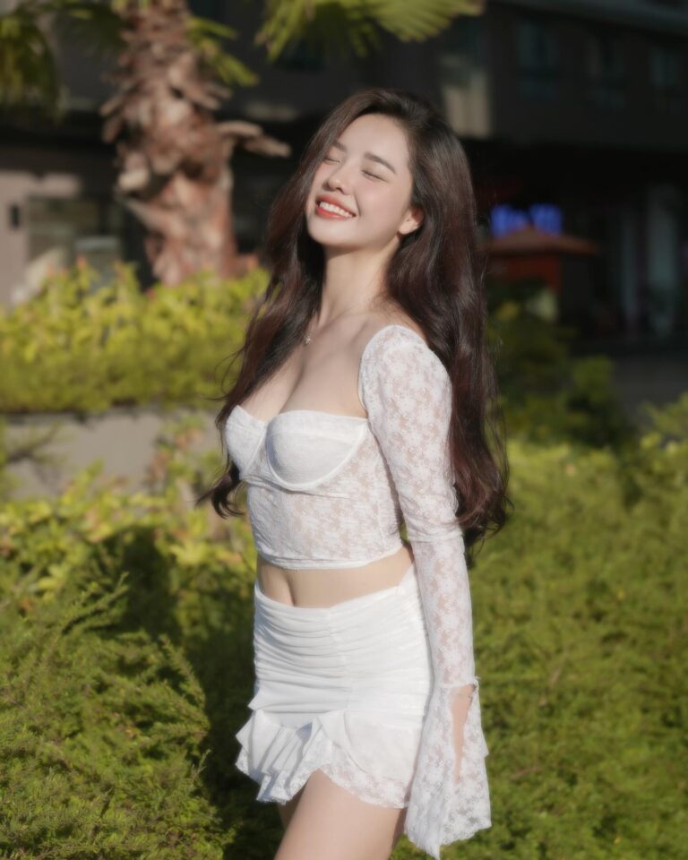 Cindy Diễm Mii Instagram - Nghe nói anh thích nụ cười của em 🌻