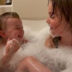Cindy Poumeyrol Instagram - Leur complicité - Ibiza 2024 Mention speciale pour la baignoire jaccuzi du @miradoribiza