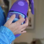 Cindy Poumeyrol Instagram - En panique juste avant l'arrivée de belle maman à la maison ? J'ai la solution ! Le balai WetJet avec microfibre lavable @swiffer_france : ça simplifie tellement le nettoyage au quotidien, et c'est un réel gain de temps pour moi. Vous pouvez retrouver cette pépite dans tous les hyper et super marchés de France 😉 #swiffer #wetjet Publicité