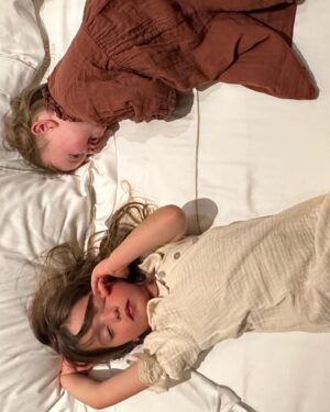 Cindy Poumeyrol Instagram - Leur complicité - Ibiza 2024

Mention speciale pour la baignoire jaccuzi du @miradoribiza