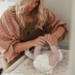 Cindy Poumeyrol Instagram - La fidélité des parents qui ont le nez dans les couches est récompensée grâce à @Pampers_france et son application Pampers Club !   En effet, le budget couches peut être conséquent surtout quand on a plusieurs enfants alors on n’est absolument pas contre quelques économies et des bons plans à se partager entre parents. Je vous invite donc à télécharger l’appli gratuite Pampers Club, à scanner le code à l’intérieur de vos paquets Pamperset à activer les notifications pour ne manquer aucune offre ! Collecter des points vous permettra d’obtenir des bons de réduction valables en magasin ou des paquets de couches gratuits à recevoir à la maison gratuitement… et plus bébé grandit, plus vous collectez de points !  Vous pouvez déjà collectez 1000 points en parrainant 5 ami(e)s.  #collaborationcommerciale #PampersClubApp