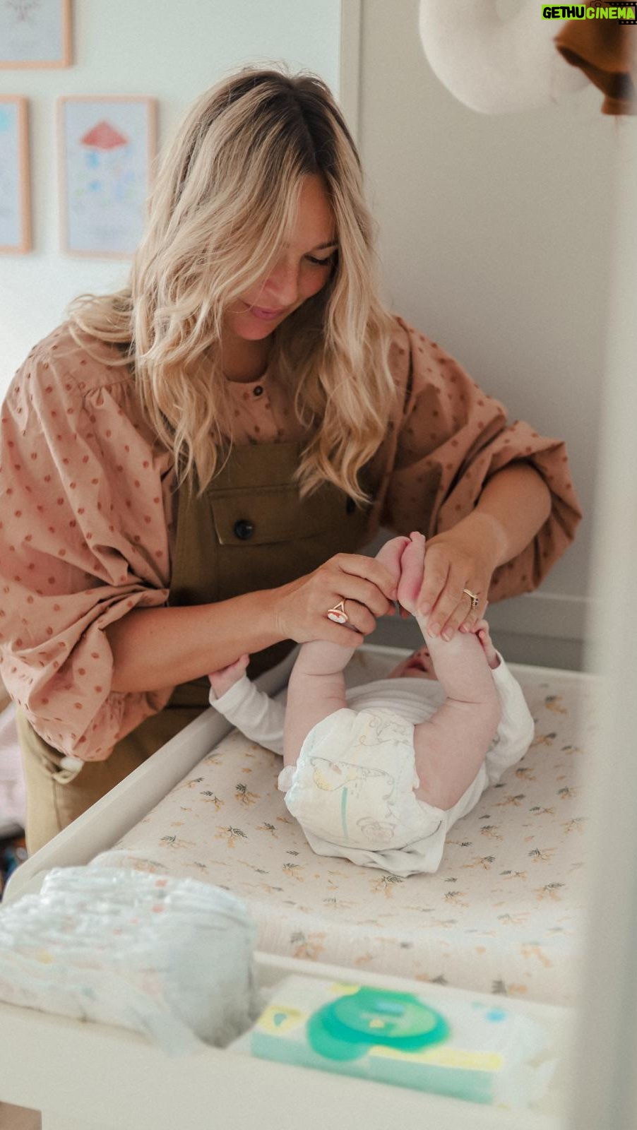 Cindy Poumeyrol Instagram - La fidélité des parents qui ont le nez dans les couches est récompensée grâce à @Pampers_france et son application Pampers Club ! En effet, le budget couches peut être conséquent surtout quand on a plusieurs enfants alors on n’est absolument pas contre quelques économies et des bons plans à se partager entre parents. Je vous invite donc à télécharger l’appli gratuite Pampers Club, à scanner le code à l’intérieur de vos paquets Pamperset à activer les notifications pour ne manquer aucune offre ! Collecter des points vous permettra d’obtenir des bons de réduction valables en magasin ou des paquets de couches gratuits à recevoir à la maison gratuitement… et plus bébé grandit, plus vous collectez de points ! Vous pouvez déjà collectez 1000 points en parrainant 5 ami(e)s. #collaborationcommerciale #PampersClubApp