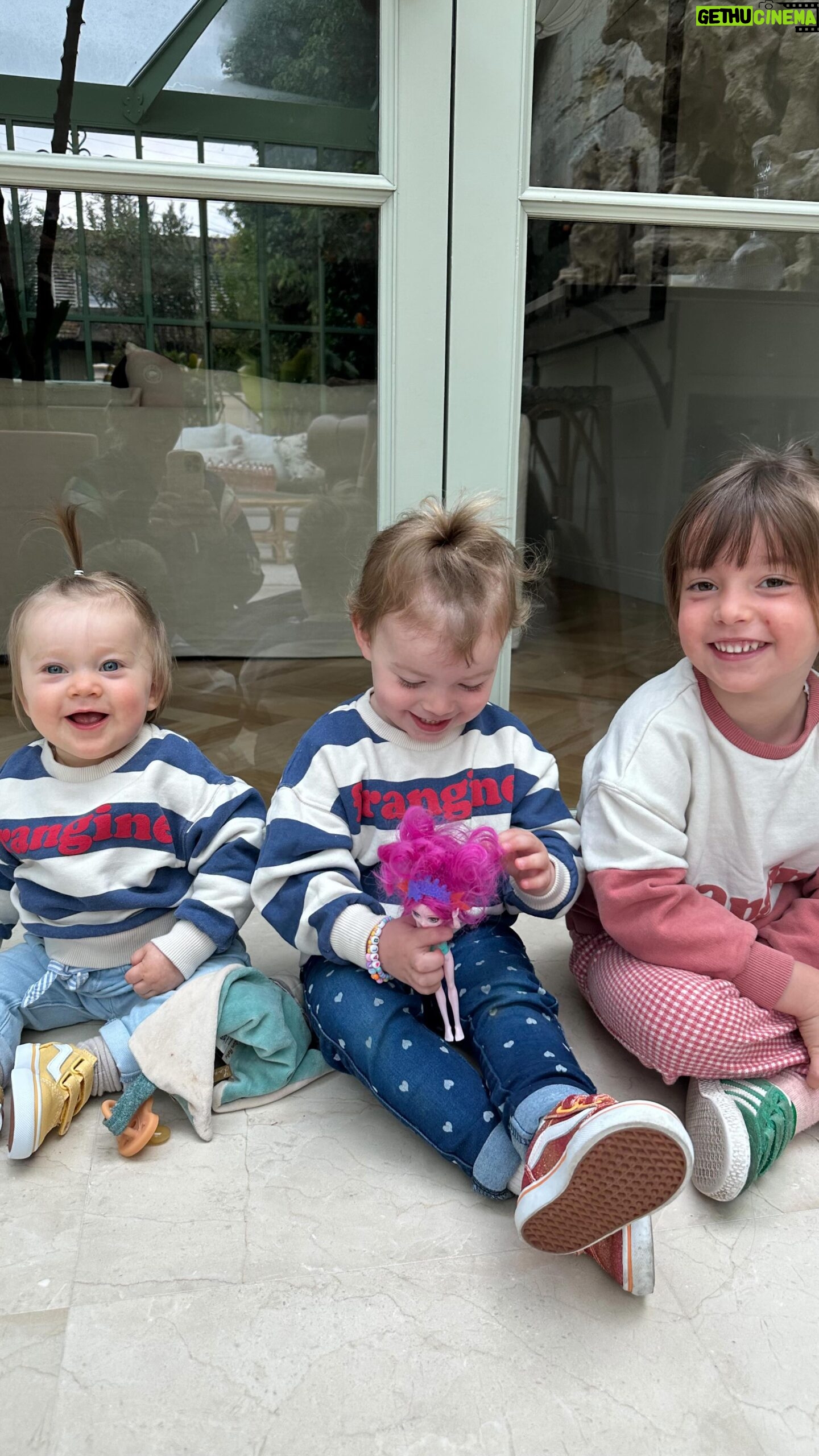 Cindy Poumeyrol Instagram - Morning / @crocomaman Oui, 90% du temps, j'amene les filles à l'ecole et à la creche en pyjama 😏puis après 8h30, je peux m'occuper de moi et commencer ma journée de travail. Publicité