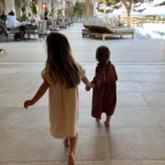 Cindy Poumeyrol Instagram - Leur complicité - Ibiza 2024 Mention speciale pour la baignoire jaccuzi du @miradoribiza