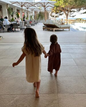 Cindy Poumeyrol Instagram - Leur complicité - Ibiza 2024

Mention speciale pour la baignoire jaccuzi du @miradoribiza