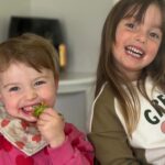 Cindy Poumeyrol Instagram – Le partage 😄
Alba est quand même hyper calme, moi j’aurais pris une fraise directement dans l’assiette de Victoire à sa place.