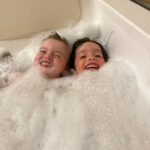 Cindy Poumeyrol Instagram - Leur complicité - Ibiza 2024 Mention speciale pour la baignoire jaccuzi du @miradoribiza
