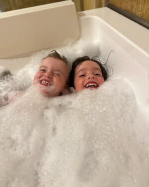 Cindy Poumeyrol Instagram - Leur complicité - Ibiza 2024

Mention speciale pour la baignoire jaccuzi du @miradoribiza