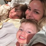 Cindy Poumeyrol Instagram - Leur complicité - Ibiza 2024 Mention speciale pour la baignoire jaccuzi du @miradoribiza