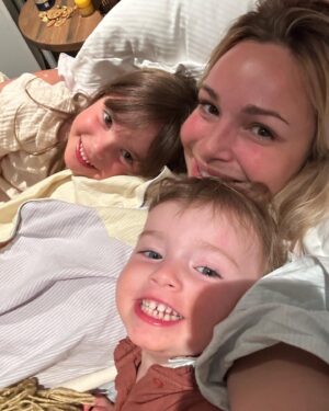 Cindy Poumeyrol Instagram - Leur complicité - Ibiza 2024

Mention speciale pour la baignoire jaccuzi du @miradoribiza