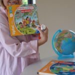 Cindy Poumeyrol Instagram - Je vous partage mon enorme coup de coeur avec tiptoi® , un lecteur intéractif qui permet d'apprendre tout en s'amusant dès 2 ans. C'est tres simple d'utilisation et pour l'avoir testé, très ludique. Des livres sous différents formats, des encyclopédies, des enquêtes avec les meilleures thématiques pour découvrir le monde ! Le globe terrestre, c'est mon jeu favoris. Je vous assure c'est addictif. Tout fonctionne avec le lecteur tiptoi® qui est vendu séparément. Hate d'avoir vos retours pour ceux qui connaissent ou qui vont decouvrir ces merveilles. Publicité @ravensburger.fr