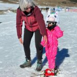 Cindy Poumeyrol Instagram - Petit séjour ski en famille à @baqueira_beret Pour les ref que l’on m’a demandé : Ma combi @colmaroriginals Combi chien Suzanne @tinycottons Manteau Victoire et sweat Ski club @petitbateau Lunettes soleil @izipizi Casque @cairnsport_official Couvre casque Licorne 🦄 outdoorxl Publicité (achats perso)