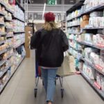 Cindy Poumeyrol Instagram - Avec 3 enfants, faire les courses, c’est compliqué. Alors pour m'éviter d'y aller toutes les semaines, et pour réaliser des économies, je privilégie les gros formats de couches Pampers comme les packs XXL ou Maxi. D'ailleurs vous pouvez retrouver dès à présent le coin des bons plans en magasin avec Pampers mais aussi toutes vos autres marques préférées du quotidien. Collaboration commerciale @pampers_france #pampers #LeCoinDesBonsPlans