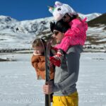 Cindy Poumeyrol Instagram - Petit séjour ski en famille à @baqueira_beret Pour les ref que l’on m’a demandé : Ma combi @colmaroriginals Combi chien Suzanne @tinycottons Manteau Victoire et sweat Ski club @petitbateau Lunettes soleil @izipizi Casque @cairnsport_official Couvre casque Licorne 🦄 outdoorxl Publicité (achats perso)