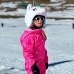 Cindy Poumeyrol Instagram - Petit séjour ski en famille à @baqueira_beret Pour les ref que l’on m’a demandé : Ma combi @colmaroriginals Combi chien Suzanne @tinycottons Manteau Victoire et sweat Ski club @petitbateau Lunettes soleil @izipizi Casque @cairnsport_official Couvre casque Licorne 🦄 outdoorxl Publicité (achats perso)