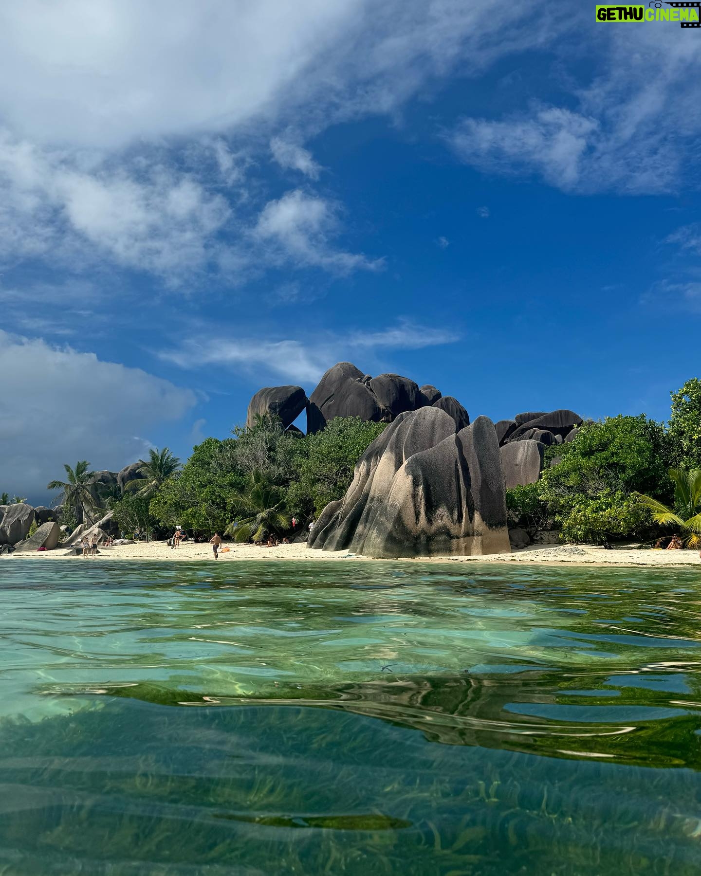 Cindy Poumeyrol Instagram - Paradis sur terre - les Seychelles Complètement sous le charme de Praslin, et amoureuse de la Digue. Merci encore @fairmoove . Très heureuse d’avoir intégré le programme Testeur de voyage. Dernier jour pour vous inscrire et vivre l’expérience de Testeur de voyage. Rdv sur le site Fairmoove 😎 Invitation
