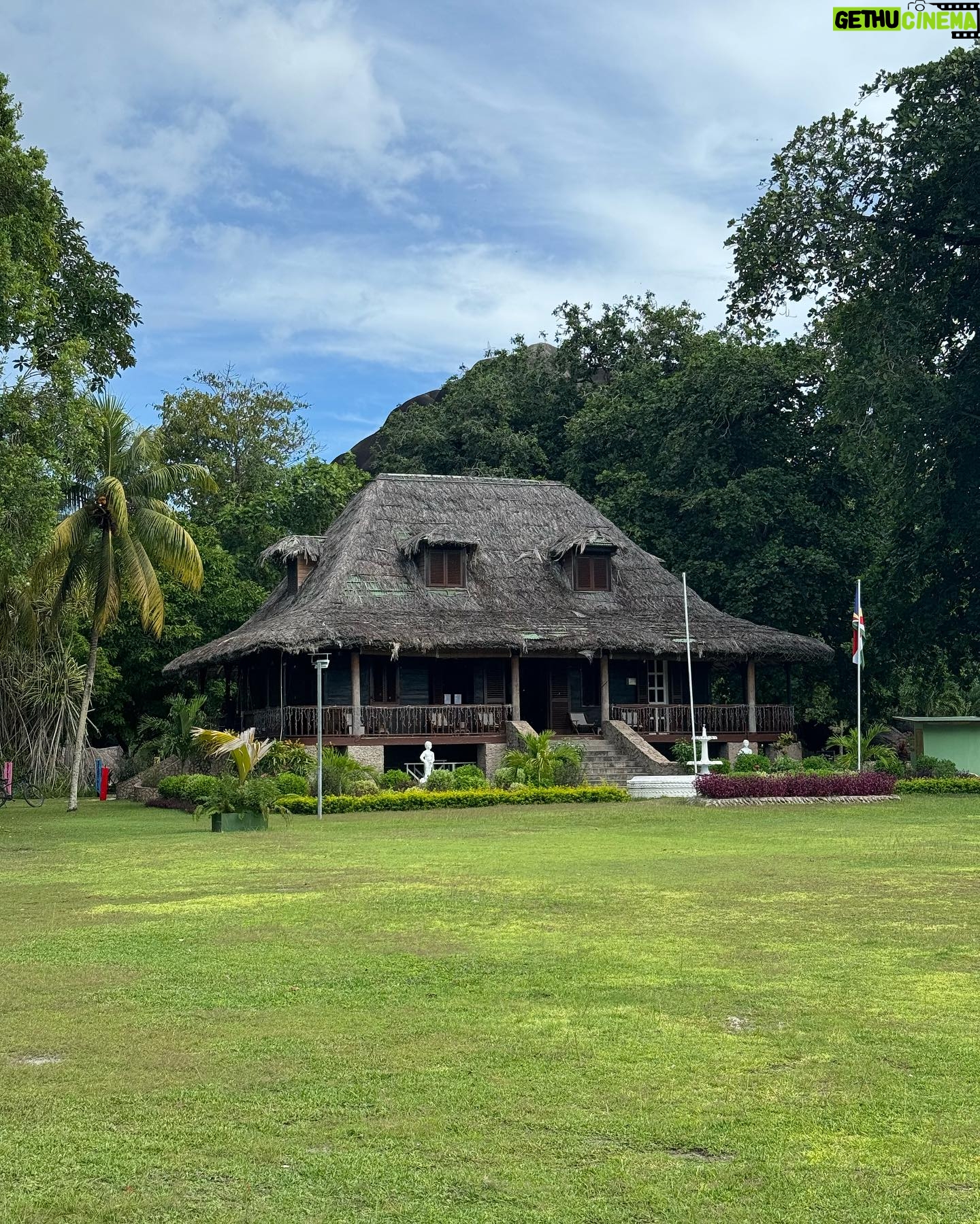 Cindy Poumeyrol Instagram - Paradis sur terre - les Seychelles Complètement sous le charme de Praslin, et amoureuse de la Digue. Merci encore @fairmoove . Très heureuse d’avoir intégré le programme Testeur de voyage. Dernier jour pour vous inscrire et vivre l’expérience de Testeur de voyage. Rdv sur le site Fairmoove 😎 Invitation