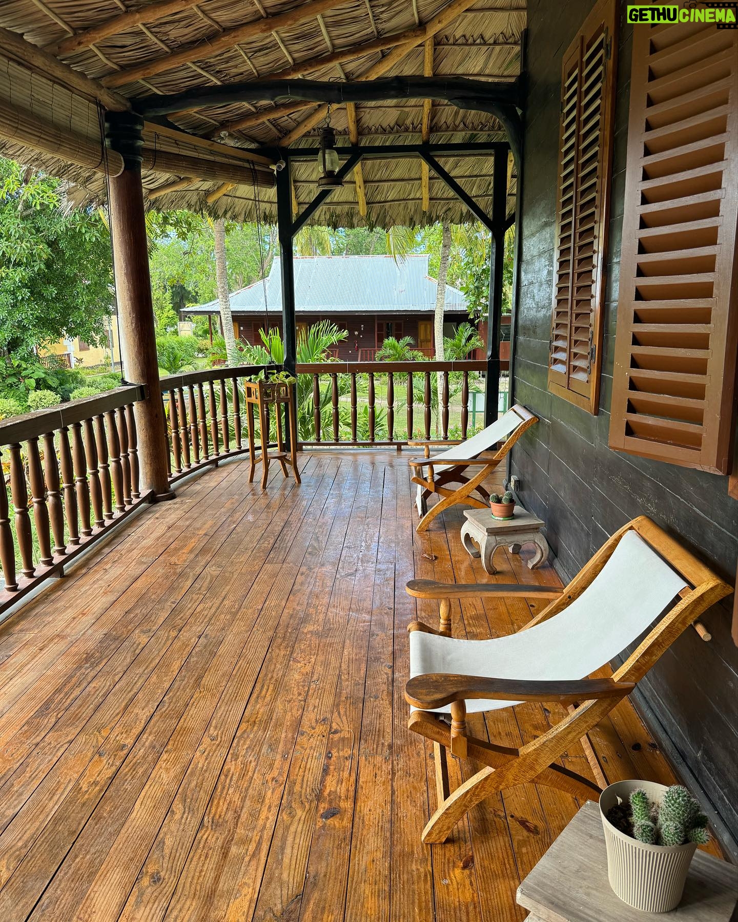 Cindy Poumeyrol Instagram - Paradis sur terre - les Seychelles Complètement sous le charme de Praslin, et amoureuse de la Digue. Merci encore @fairmoove . Très heureuse d’avoir intégré le programme Testeur de voyage. Dernier jour pour vous inscrire et vivre l’expérience de Testeur de voyage. Rdv sur le site Fairmoove 😎 Invitation