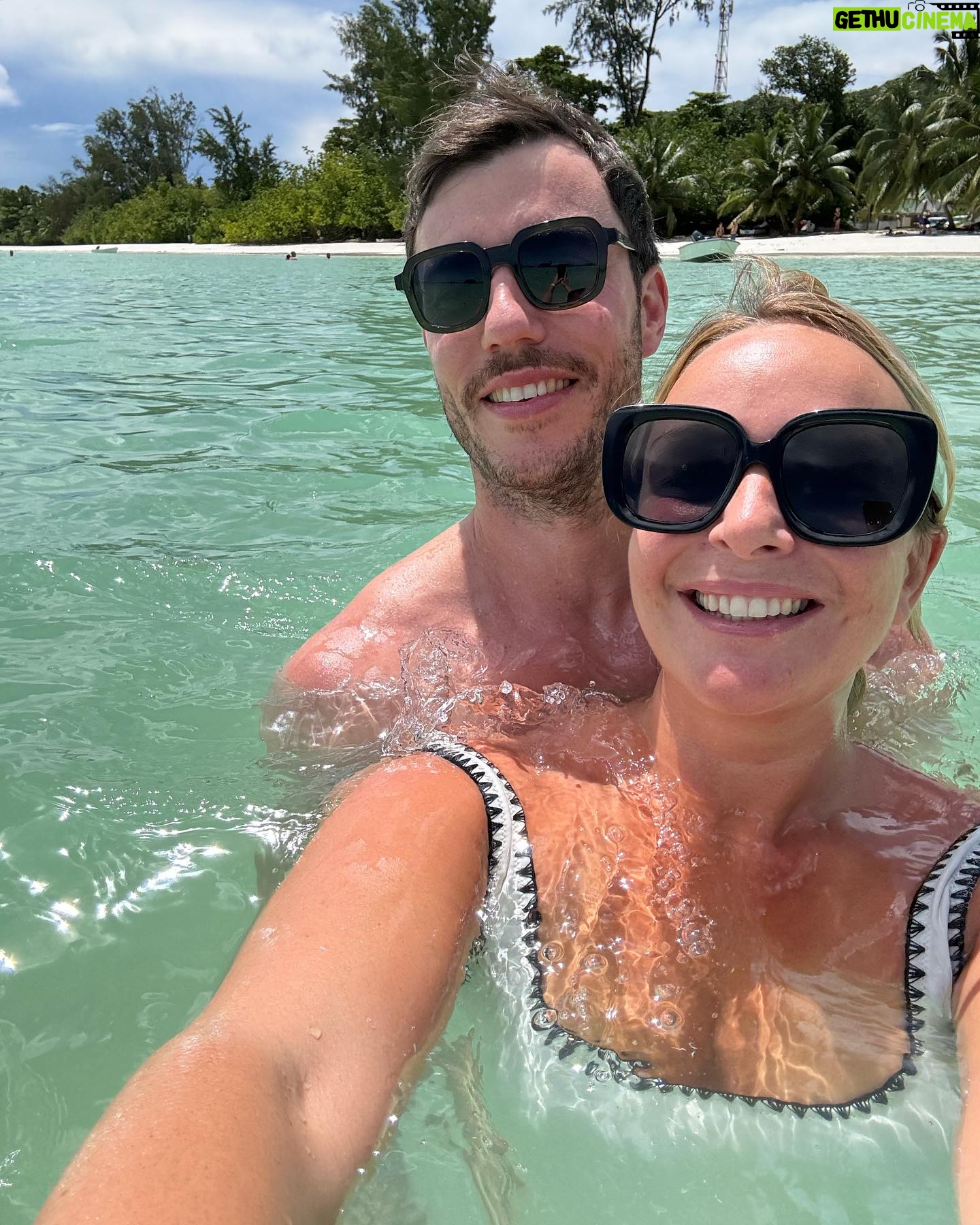 Cindy Poumeyrol Instagram - Paradis sur terre - les Seychelles Complètement sous le charme de Praslin, et amoureuse de la Digue. Merci encore @fairmoove . Très heureuse d’avoir intégré le programme Testeur de voyage. Dernier jour pour vous inscrire et vivre l’expérience de Testeur de voyage. Rdv sur le site Fairmoove 😎 Invitation