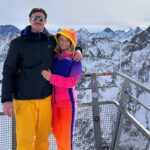 Cindy Poumeyrol Instagram - Les outfit ski de Sissi. C’est ma coqueterie à moi, et puis ça me fait toujours plaisir quand sur les pistes on flate mes looks. Vous preferez quelle tenue ?