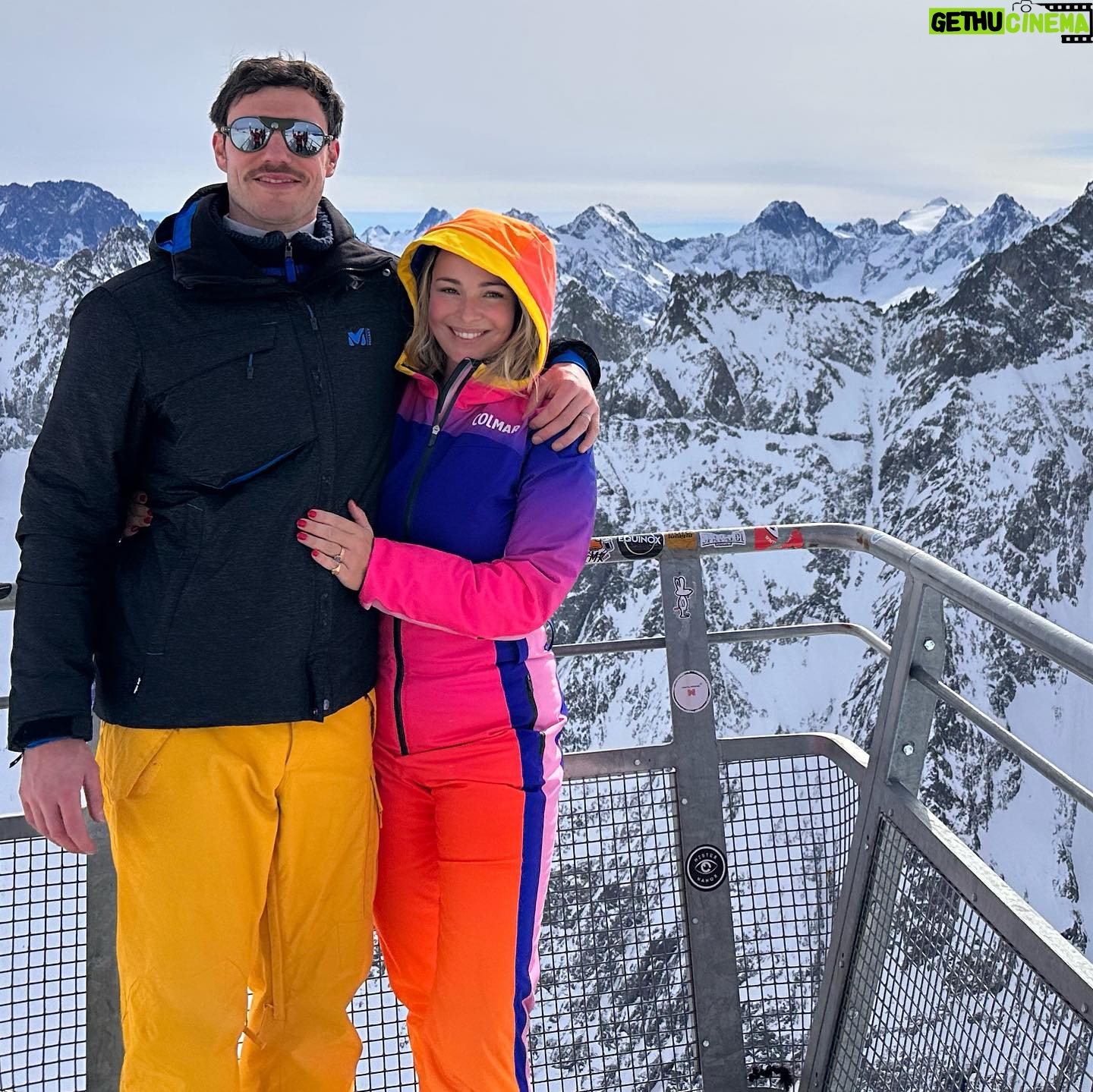 Cindy Poumeyrol Instagram - Les outfit ski de Sissi. C’est ma coqueterie à moi, et puis ça me fait toujours plaisir quand sur les pistes on flate mes looks. Vous preferez quelle tenue ?