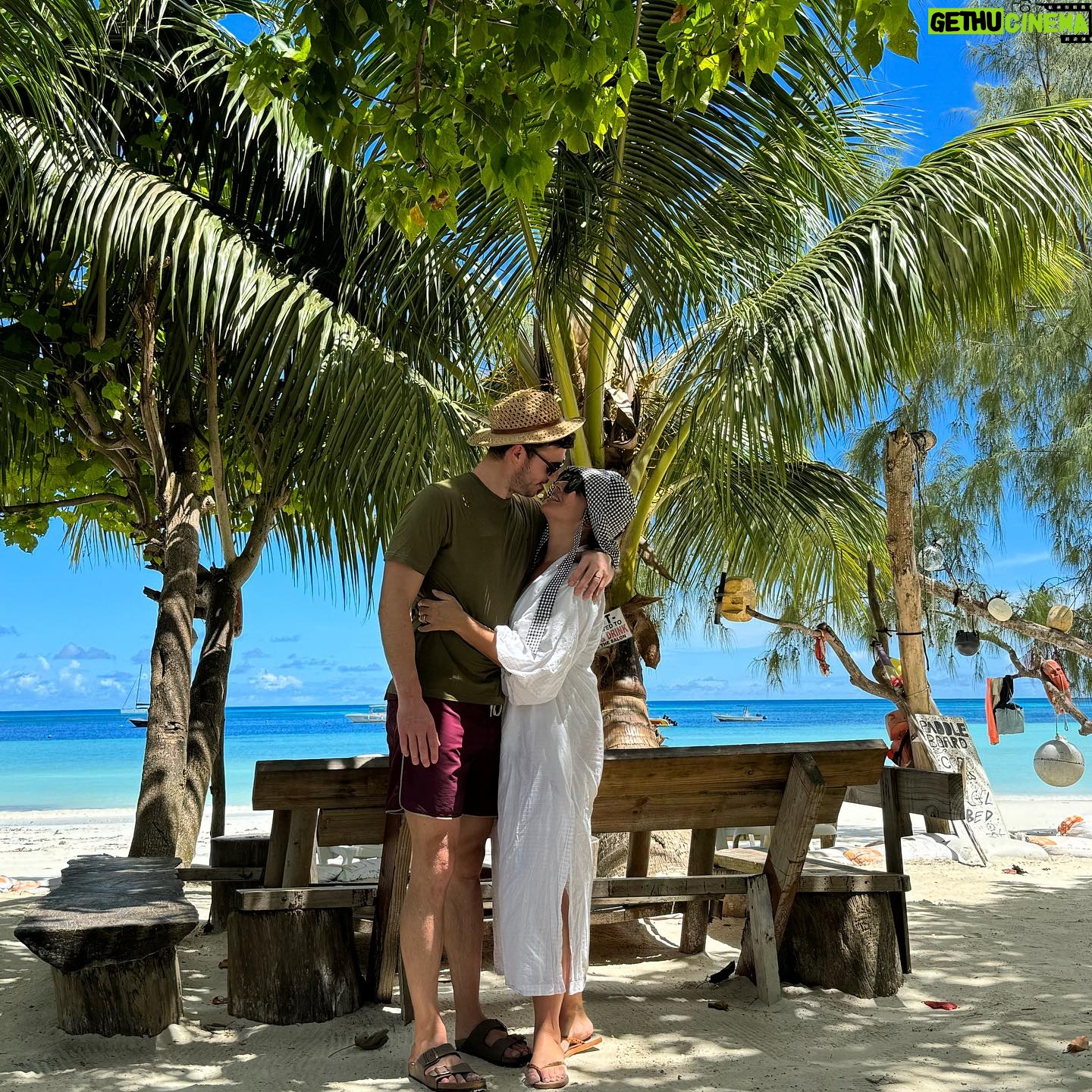 Cindy Poumeyrol Instagram - « C’est aux Seychelles qu’y a du soleil, lala lala » 🎶 Collaboration commerciale avec @fairmoove