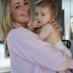 Cindy Poumeyrol Instagram – @pampers_france m’accompagne depuis la naissance de ma première fille Alba. 🥰

Aujourd’hui c’est ma petite Suzanne qui fait ses premiers pas, en Pampers. Un moment symbolique et rempli d’émotions… 🥹

J’ai utilisé et j’utilise encore les couches Pampers Harmonie pour mes filles car elles sont fabriquées avec des ingrédients d’origine végétale en contact avec la peau de bébé, sont hypoallergéniques et ne contiennent aucun parfum ni lotion. 🤍

Mes filles supportent parfaitement les couches Pampers Harmonie car elles protègent leur peau délicate en les gardant jusqu’à 12h bien au sec !

Psst… pour célébrer les 5 ans de sa gamme Harmonie, Pampers s’offre un tout nouvel emballage papier ! 💪🏻

#collaborationcommerciale #PampersHarmonie