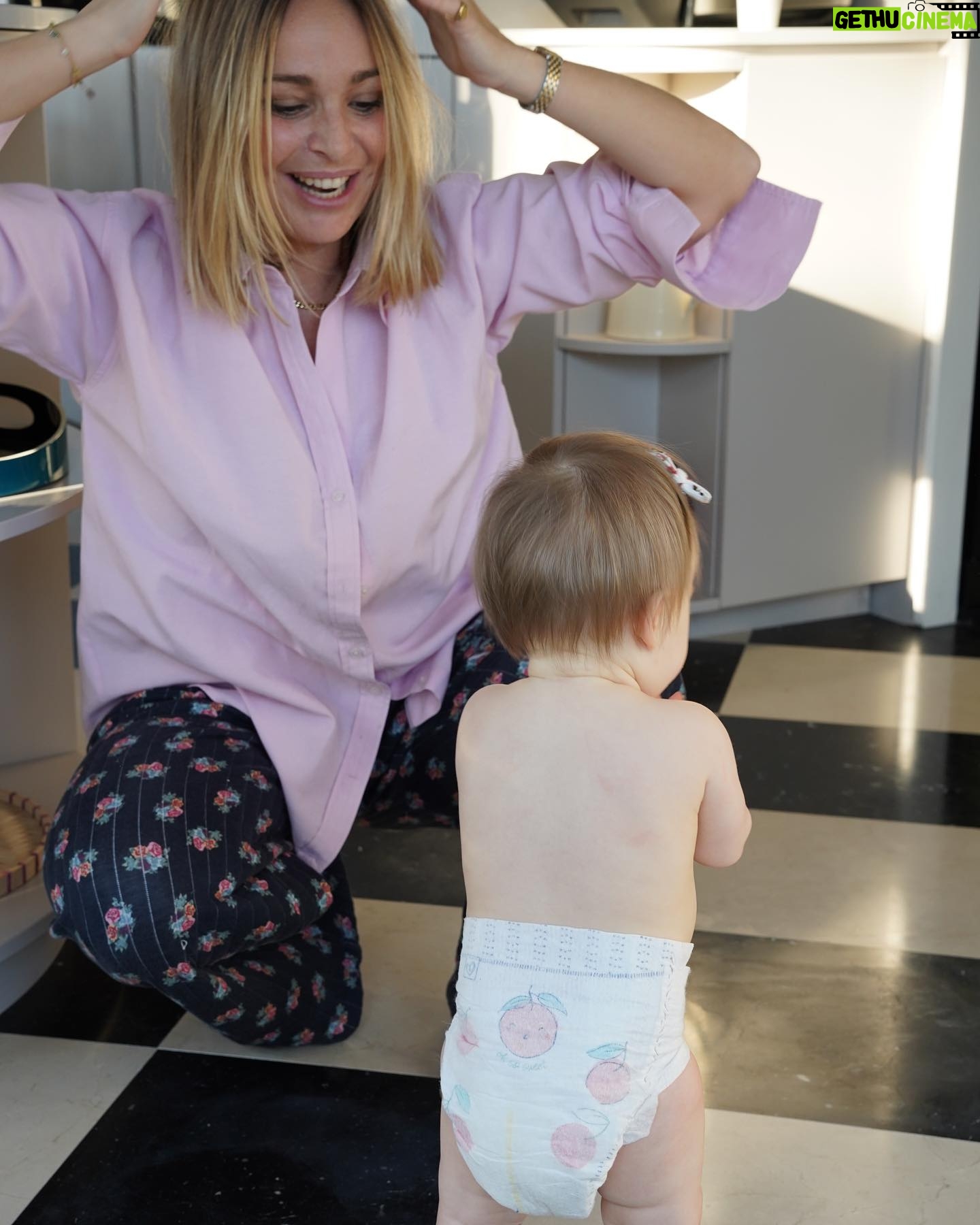 Cindy Poumeyrol Instagram - @pampers_france m’accompagne depuis la naissance de ma première fille Alba. 🥰 Aujourd’hui c’est ma petite Suzanne qui fait ses premiers pas, en Pampers. Un moment symbolique et rempli d’émotions… 🥹 J’ai utilisé et j’utilise encore les couches Pampers Harmonie pour mes filles car elles sont fabriquées avec des ingrédients d’origine végétale en contact avec la peau de bébé, sont hypoallergéniques et ne contiennent aucun parfum ni lotion. 🤍 Mes filles supportent parfaitement les couches Pampers Harmonie car elles protègent leur peau délicate en les gardant jusqu’à 12h bien au sec ! Psst… pour célébrer les 5 ans de sa gamme Harmonie, Pampers s’offre un tout nouvel emballage papier ! 💪🏻 #collaborationcommerciale #PampersHarmonie