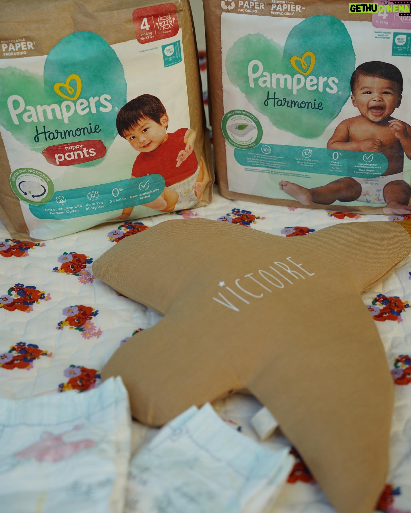 Cindy Poumeyrol Instagram - @pampers_france m’accompagne depuis la naissance de ma première fille Alba. 🥰 Aujourd’hui c’est ma petite Suzanne qui fait ses premiers pas, en Pampers. Un moment symbolique et rempli d’émotions… 🥹 J’ai utilisé et j’utilise encore les couches Pampers Harmonie pour mes filles car elles sont fabriquées avec des ingrédients d’origine végétale en contact avec la peau de bébé, sont hypoallergéniques et ne contiennent aucun parfum ni lotion. 🤍 Mes filles supportent parfaitement les couches Pampers Harmonie car elles protègent leur peau délicate en les gardant jusqu’à 12h bien au sec ! Psst… pour célébrer les 5 ans de sa gamme Harmonie, Pampers s’offre un tout nouvel emballage papier ! 💪🏻 #collaborationcommerciale #PampersHarmonie