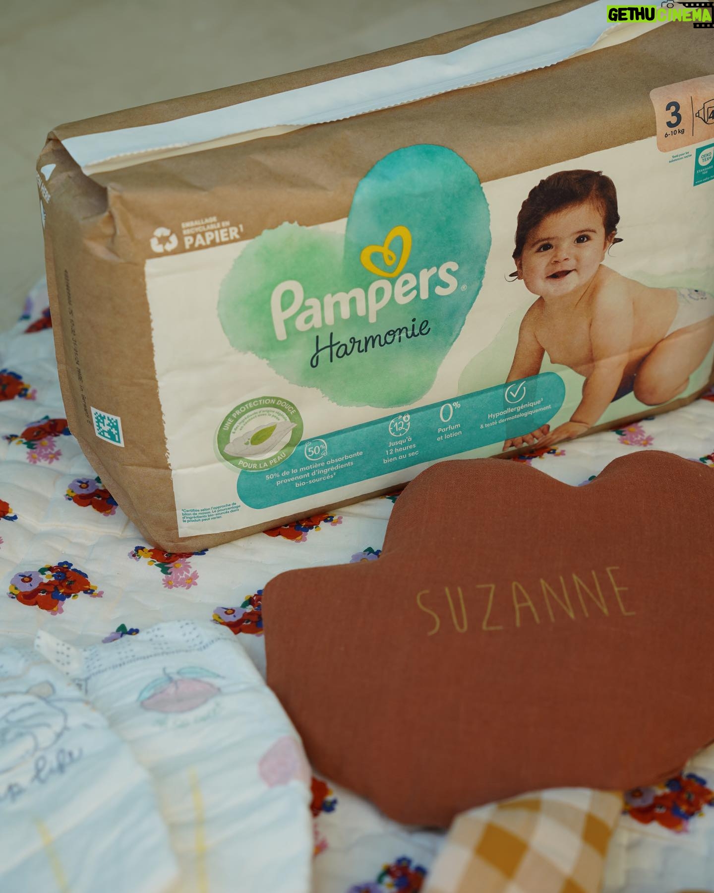 Cindy Poumeyrol Instagram - @pampers_france m’accompagne depuis la naissance de ma première fille Alba. 🥰 Aujourd’hui c’est ma petite Suzanne qui fait ses premiers pas, en Pampers. Un moment symbolique et rempli d’émotions… 🥹 J’ai utilisé et j’utilise encore les couches Pampers Harmonie pour mes filles car elles sont fabriquées avec des ingrédients d’origine végétale en contact avec la peau de bébé, sont hypoallergéniques et ne contiennent aucun parfum ni lotion. 🤍 Mes filles supportent parfaitement les couches Pampers Harmonie car elles protègent leur peau délicate en les gardant jusqu’à 12h bien au sec ! Psst… pour célébrer les 5 ans de sa gamme Harmonie, Pampers s’offre un tout nouvel emballage papier ! 💪🏻 #collaborationcommerciale #PampersHarmonie