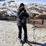 Cindy Poumeyrol Instagram - Les outfit ski de Sissi. C’est ma coqueterie à moi, et puis ça me fait toujours plaisir quand sur les pistes on flate mes looks. Vous preferez quelle tenue ?