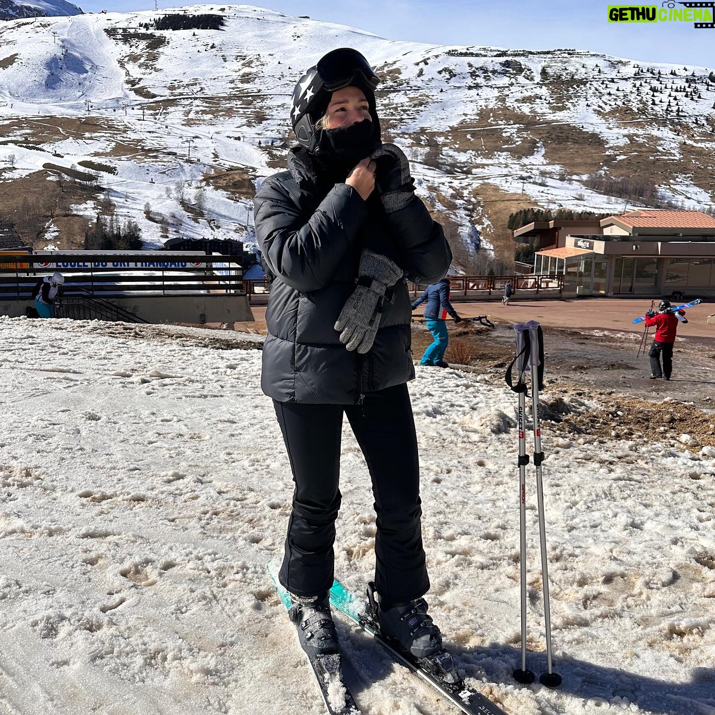 Cindy Poumeyrol Instagram - Les outfit ski de Sissi. C’est ma coqueterie à moi, et puis ça me fait toujours plaisir quand sur les pistes on flate mes looks. Vous preferez quelle tenue ?