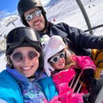 Cindy Poumeyrol Instagram - Les outfit ski de Sissi. C’est ma coqueterie à moi, et puis ça me fait toujours plaisir quand sur les pistes on flate mes looks. Vous preferez quelle tenue ?